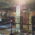 Y ffwrneisi lle llosgwyd cyrff y rhai laddwyd yn y siambrau nwy